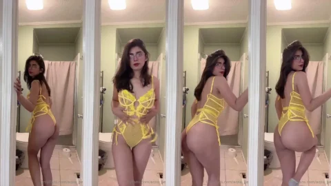 MMS of Desi Aunty Cleaning in Yellow Lingerie Getting Her Soaking Wet Pussy Fingered hot sex