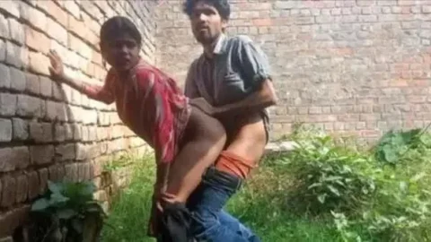 Village Bhabhi Ko jungle me Chod di Ghar ki piche