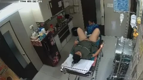 Desi Bhabhi In Clinic House Keeper Shaving Her Pussy hindixxxsite video