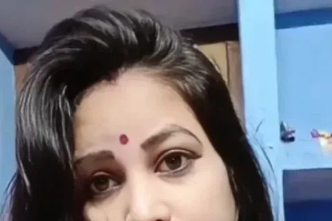 Horny Bhabhi Saree Stripping Naked Showing Big Boobs on Live Nude Chamet Videocall Sex Video