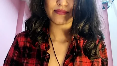 Desi Girl Showing Her Fully Nude Body and Spreads Her Wet Pussy Live