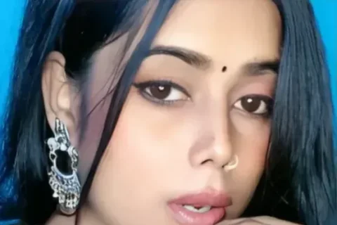 Super Hot Desi Girlfriend XXX Video Strips Naked in Saree, Shows Hairy Pussy Fingers it Hard Sex Video
