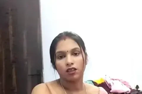 Desi Bhabhi In Saree Gives Handjob To Get Cocks Hard Before Licking Chocolate Dick