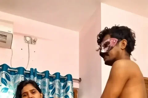 Indian Bhabhi Live Spreading Pantyless Pussy in Saree, Nude Sucking Dick and Fucked in Different Position Sex Video