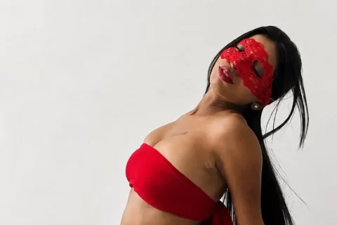 Perfect Figure Babe Teasing Nude on Cam Getting Her Tight Pussy Fucked Hard on the Bed Sex Video