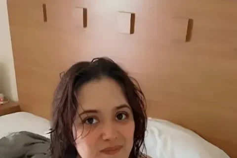 Desi girlfriend viral video gets on her knees and sucks hard cock like a pro Sex Video