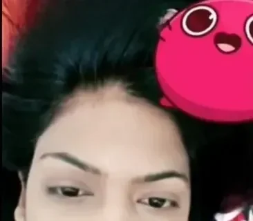 Sexy Momo Bhabhi Goes Topless in Live Chamet Show Shwoing Her Big Boobs on Bed Sex Video