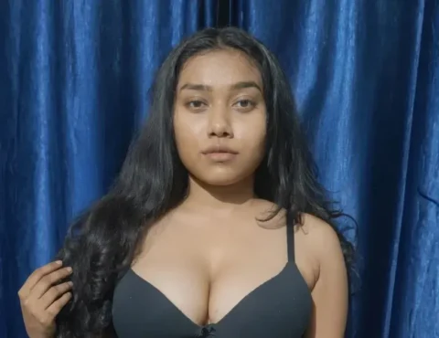 Sexy Girl Strips Off Her Bra to Show Her Big Boobs and Pressed Sex Video