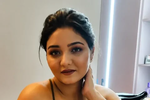 This Hot Desi Model Gets Super Horny and Pinches Her Nipples While Flashing Her Tight Boobs Sex Video