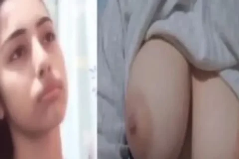 Indian girl round boobs show viral selfie