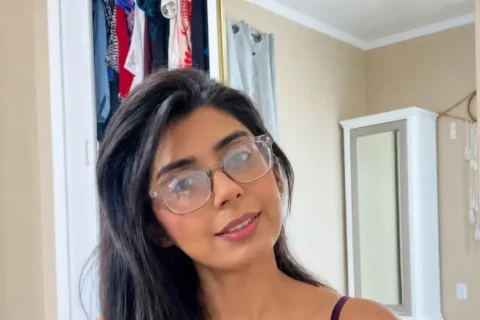 Aqsa Pervaiz Finally Shows Her Hairy Pussy and Slides a Pink Dildo Inside Sex Video