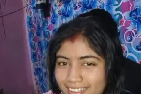 Horny desi wife on cam goes topless and lets hubby suck her big juicy boobs Sex Video