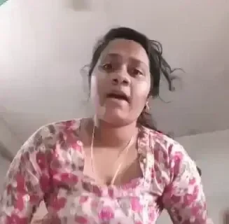 Horny Bhabhi Strips Nude on Videocall, Spreads Legs Wide to Show Wet Pussy Sex Video