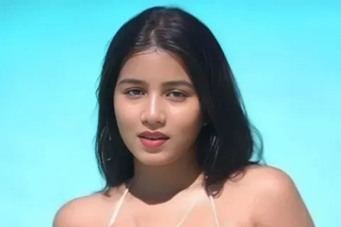 Insta Model Lucky Razor Flashing Boobs In Bikini Tease