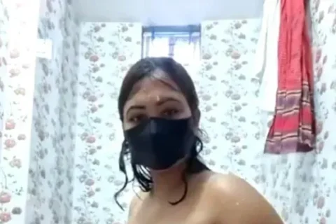 Thick Desi Girl Taking Bath Exposing Wet Boobs In Bathroom On Live Cam Sex Video