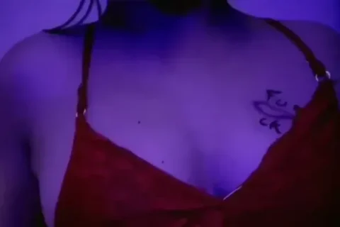 Hot Figure Babe Gives an Insane Nude Show on Tango Live Sex Video
