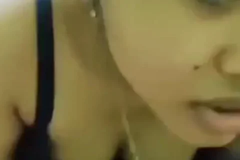 Boobs ko daba ke dhubh nikal diya
