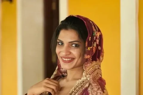Resmi Nair Famous Mallu Insta Model New Video Spreading her Legs and Masterbating with 2 Different Dildos Sex Video