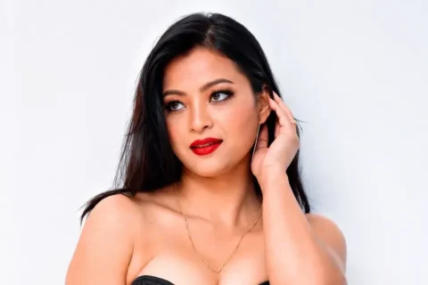 Famous Insta Influencer Smriti Buragohain Most Demanding Video In Deep Cleavage Saree Tease And Going Fully Nude