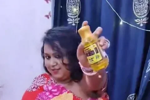 Horny Desi Bhabhi oils her big boobs and wet pussy, feeling every inch Sex Video