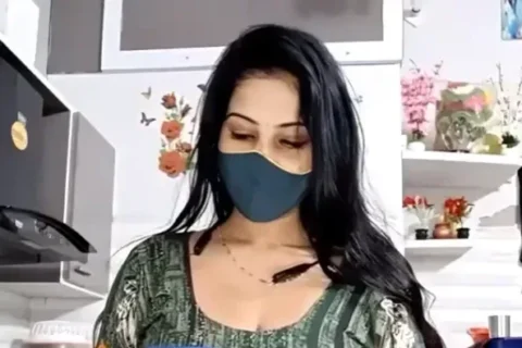 Desi Wife Nude Boobs Flash in Kitchen for Boyfriend, Husband Waiting Outside Sex Video