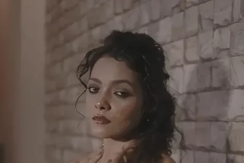 Hot Desi Model Riya Fully Nude Oiling Her Juicy Big Boobs and Tight Body Sex Video