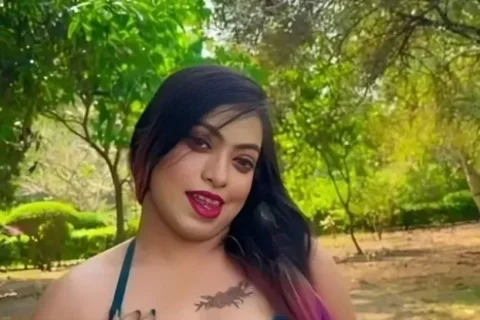 Horny Desi Bhabhi Gets Fully Naked on Bed Showing Big Boobs and Shaved Pussy Sex Video