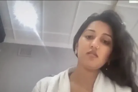 Desi girl ka bathroom mein garm raaz aur nangi jism dikhane ka maza Sex Video
