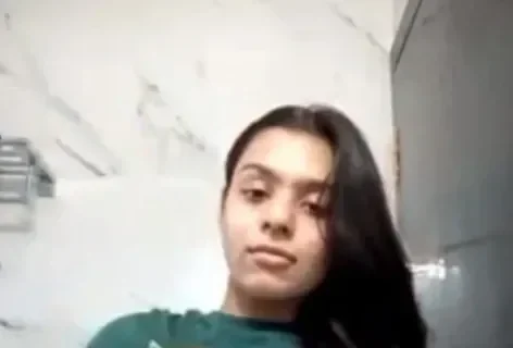 Curvy Desi Teen Girl on Omegle Squeezing Her Nipples for Stranger Sex Video