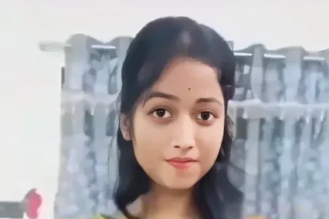 Beautiful girl stripping sari and rubbing her pussy Sex Video