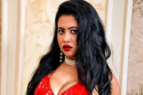 Curvy Sexy Indian Lisa Boobs Out Gets Nipples Pinched Hard Before Giving Blowjob