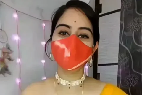 Desi Bhabhi Fully Nude Dance Teasing Her Huge Boobs and Wet Pussy with Vibrator in Hindi Sex Video