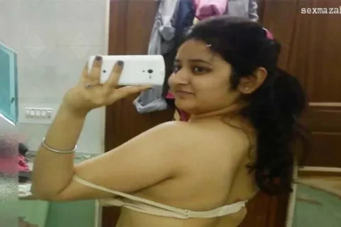 Sexy Girl Fucking from Behind She Spread her Ass to Take Full Dick Inside