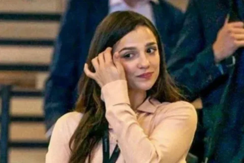 Gorgeous Journalist Turned Actress Strips Nude for Debut, Shows Off Jiggling Tits and Takes Sexy Selfies Sex Video