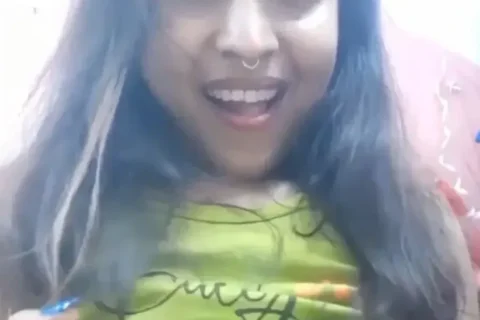 Horny Desi Bhabhi flashing big juicy boobs on live cam show for fans Sex Video