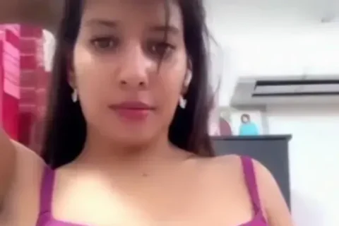 Stripchat Desi Girl Flashing Boobs And Pressing Her Tits Live