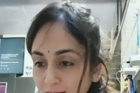 Gorgeous Desi Aunty Driving Her Fans Crazy Teasing Her Deep Cleavage Live Sex Video