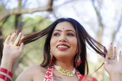 Bong Model Moumita Saha Teasing Her Big Boobs in Deep Cleavage Sex Video